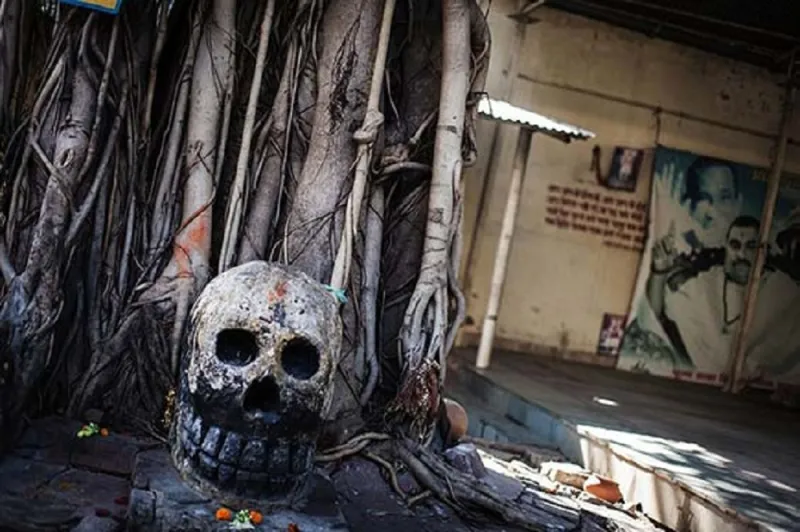 بالصور: طائفة هندية تأكل الموتى وتستخدم الجثث أسرّة للنوم