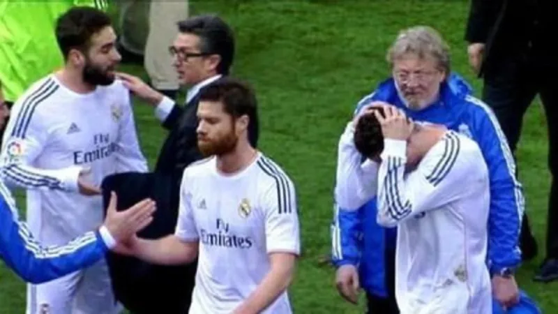 رونالدو "يحمي" رأسه.. من جمهور أتلتيكو مدريد