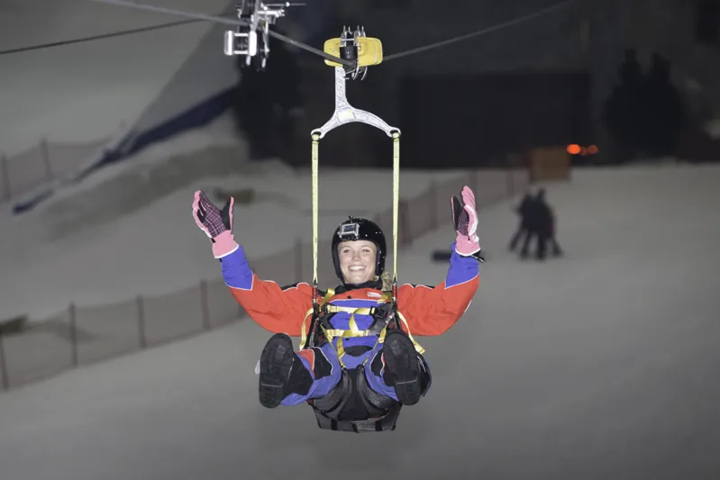 بالصور: نجمة التنس العالمية كارولين فوزنياكي تداعب بطاريق دبي.