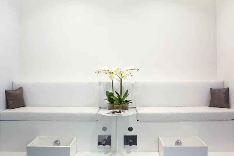 دبي : صالون فاخر مخصص لتدليك اقدام الرجال.