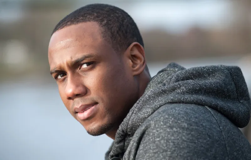 عاش في شقة القذافي..نجم أميركي يروي أسرار ثورة ليبيا 