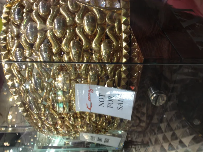 بالصور: تاج من الذهب الخالص بوزن 65 كلغ يعرض في دبي