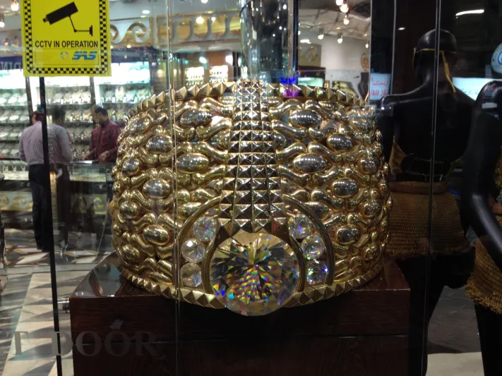 بالصور: تاج من الذهب الخالص بوزن 65 كلغ يعرض في دبي