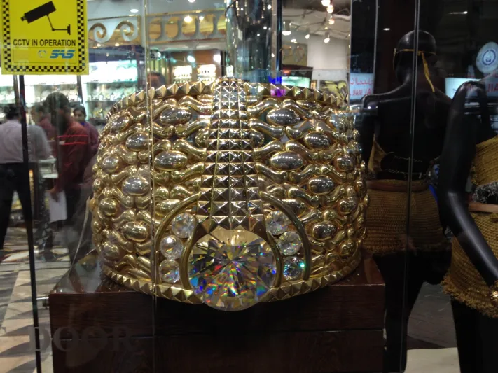 بالصور: تاج من الذهب الخالص بوزن 65 كلغ يعرض في دبي