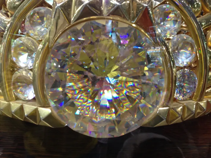 بالصور: تاج من الذهب الخالص بوزن 65 كلغ يعرض في دبي