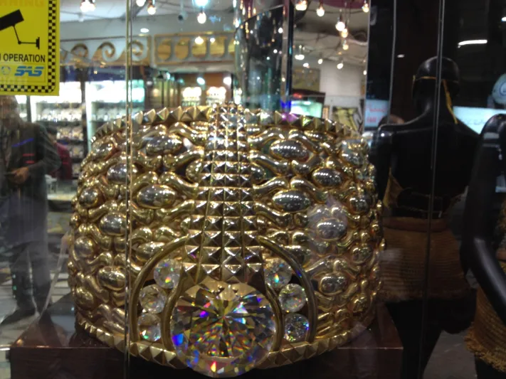 بالصور: تاج من الذهب الخالص بوزن 65 كلغ يعرض في دبي