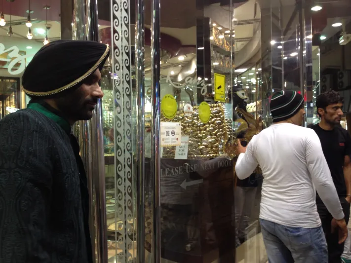 بالصور: تاج من الذهب الخالص بوزن 65 كلغ يعرض في دبي