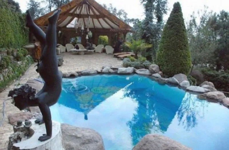 بالصور.. منزل أحد أباطرة المخدرات