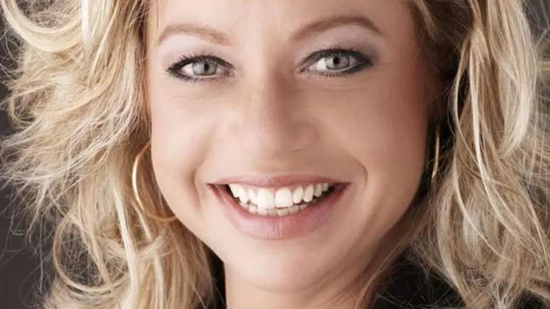 بالصور : وزيرة الدفاع الهولندية :الدفاع بالقوة الناعمة