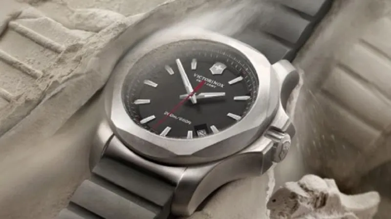 شركة Victorinox تعلن عن ساعتها الجديدة Victorinox Inox