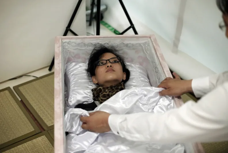 اليابانيون يتلقون دروسا خاصة استعدادا لما بعد الموت!