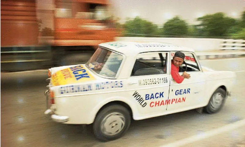 بالفيديو.. هندي يقود سيارته للخلف منذ 11 عام