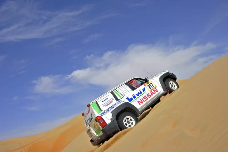 الإماراتيون يواجهون معركة حامية الوطيس في بطولة رالي الإمارات الصحراوي 