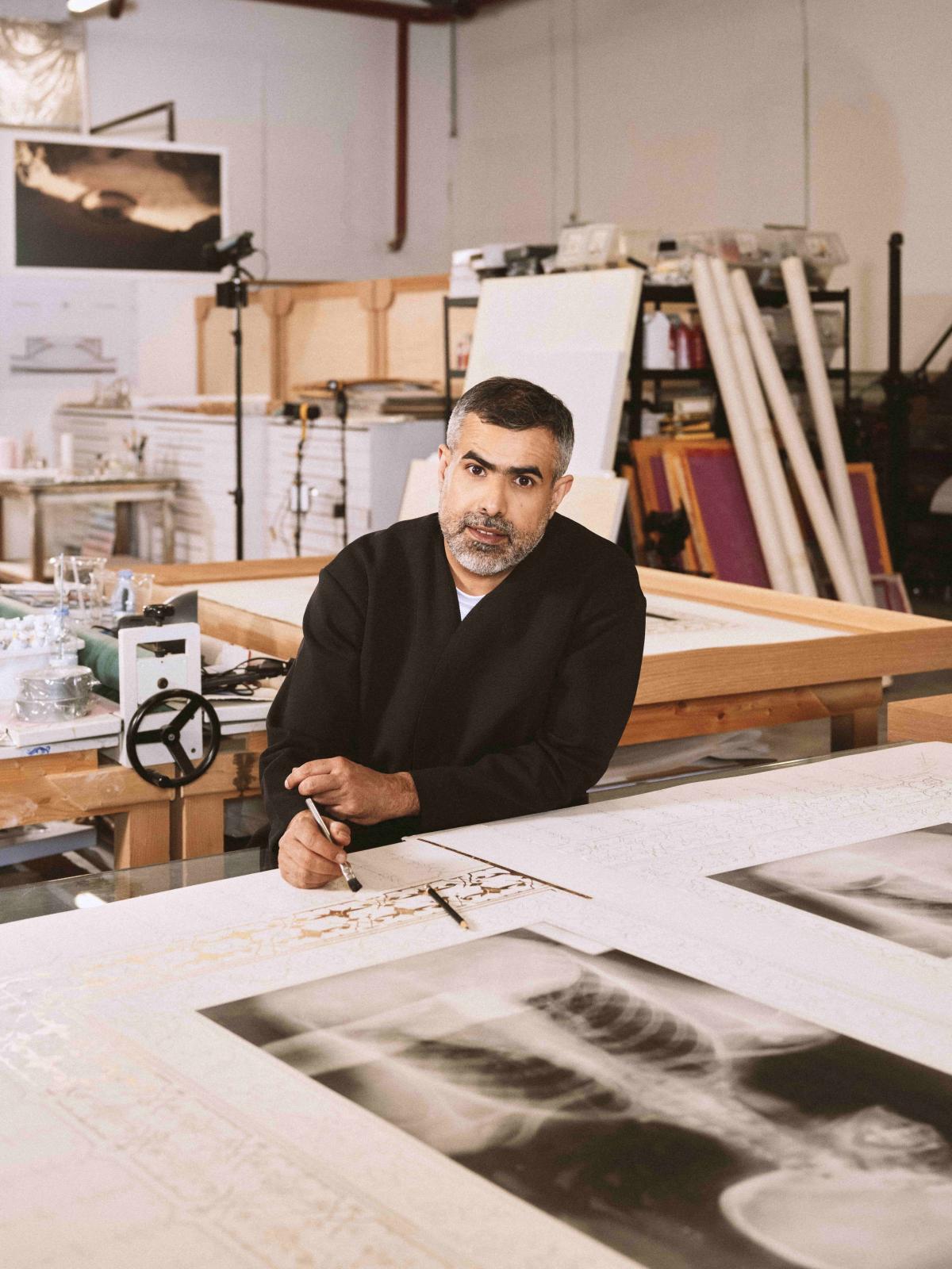  إطلالة تعتمد على البساطة والبنية الواضحة، تعكس رؤيته للفن كأداة لفهم ما لا يُرى