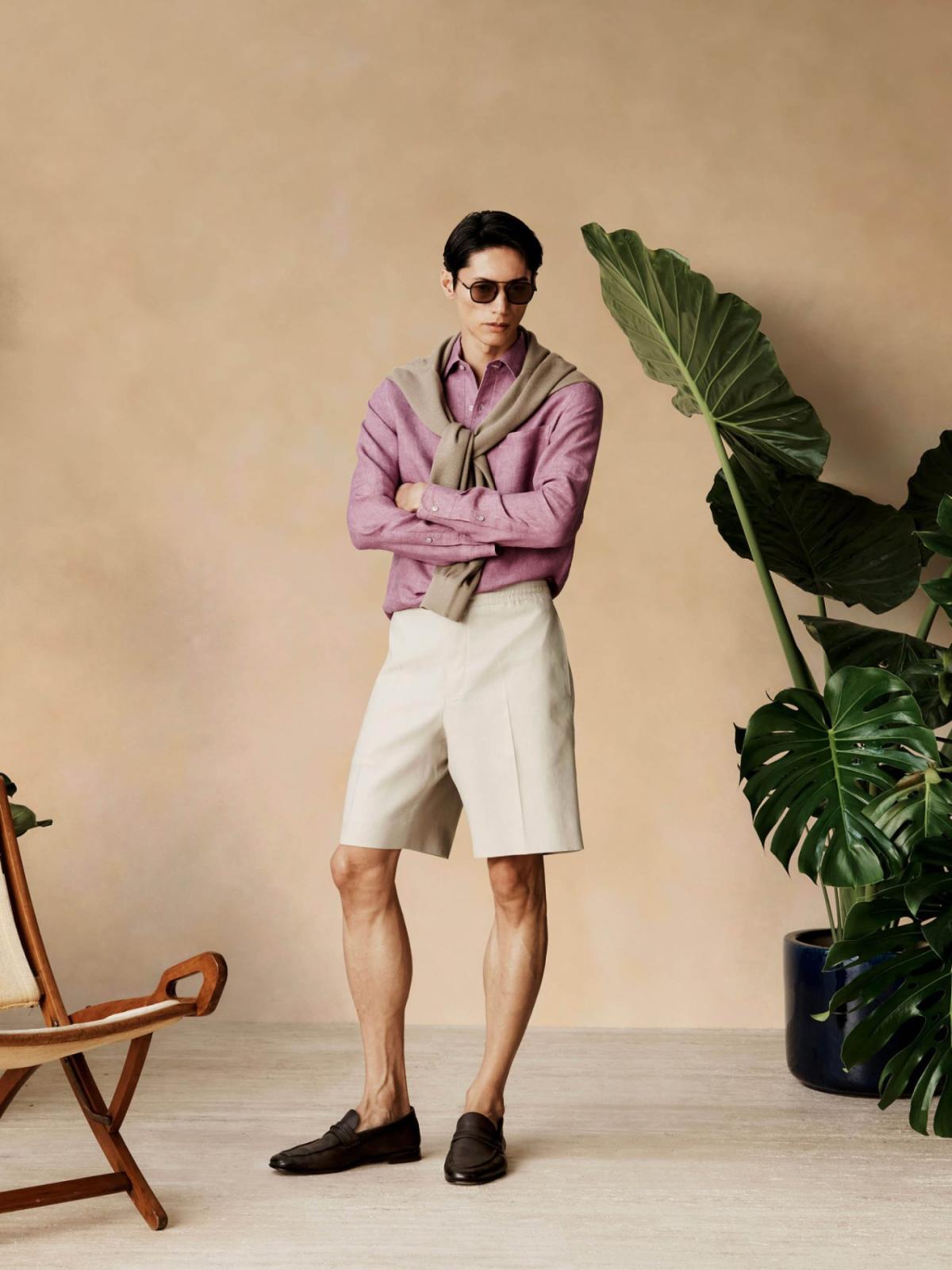 قميص بولو من الكتان الطبيعي 100% من Zegna، منسّق مع سروال قصير أنيق يجسد خفة الصيف وأناقته
