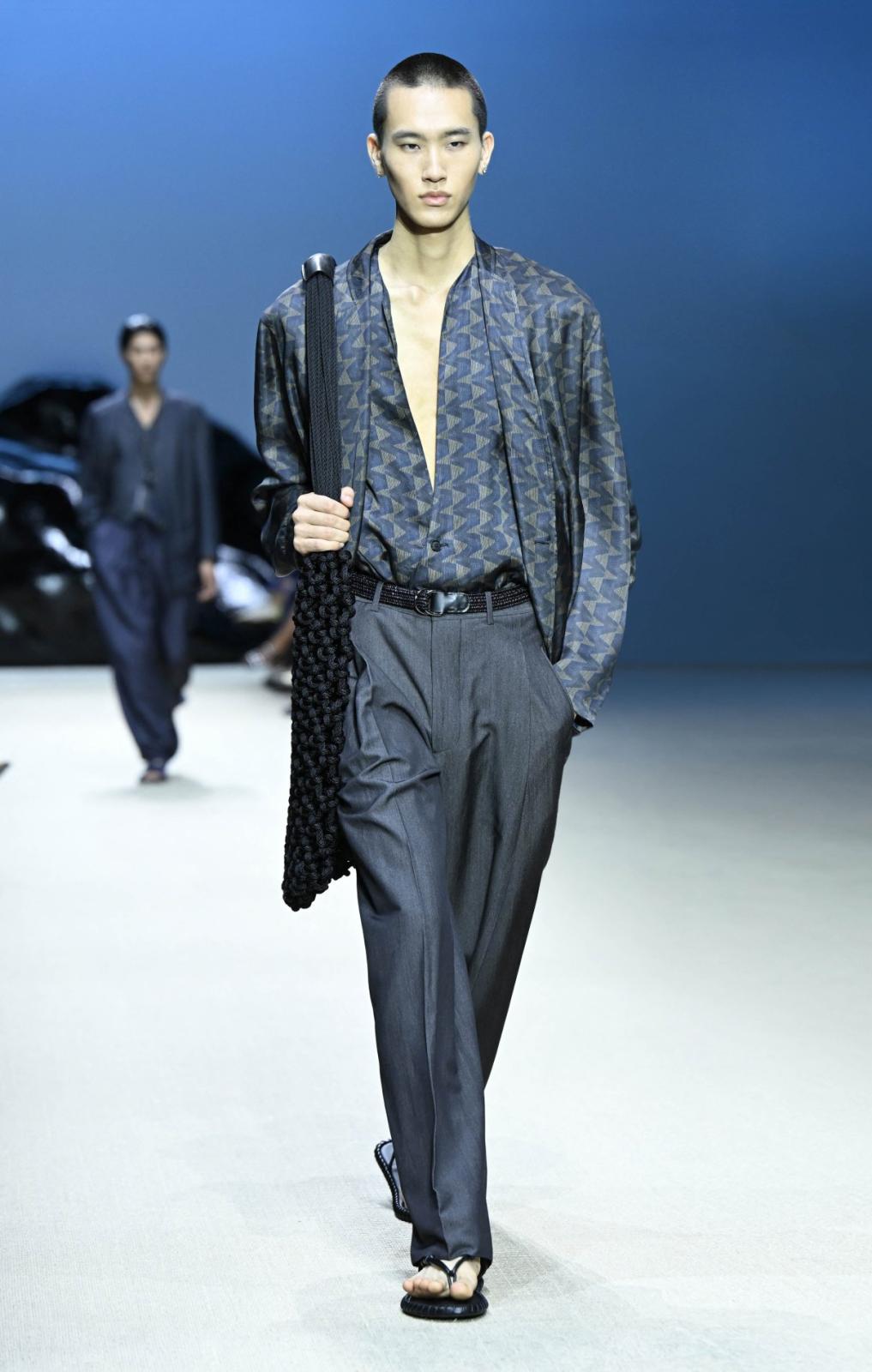 تُعدّ Giorgio Armani من أبرز الدور العالمية التي توظف خامة الفيسكوز في القمصان الرجالية بطبعات أنيقة وانسيابية لافتة 