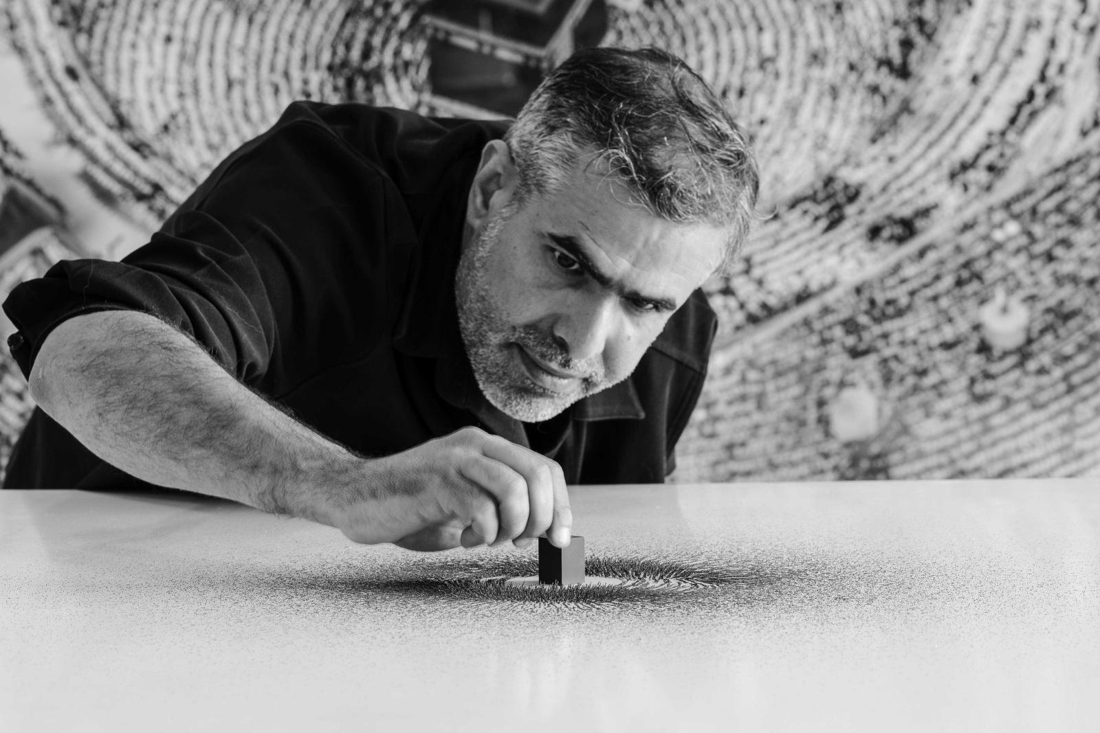 المغناطيسية: عمل يختبر فكرة المركز، حيث تتقاطع الحركة البشرية مع معنى روحي ثابت يتجاوز الشكل