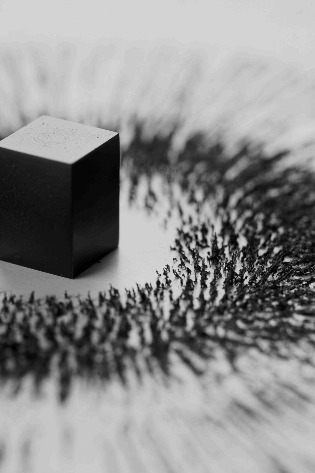 في عمل "المغناطيسية" الكعبة هنا ليست شكلًا، بل مركز جذب بصري وإنساني يعكس بحثه عن الثبات وسط الحركة