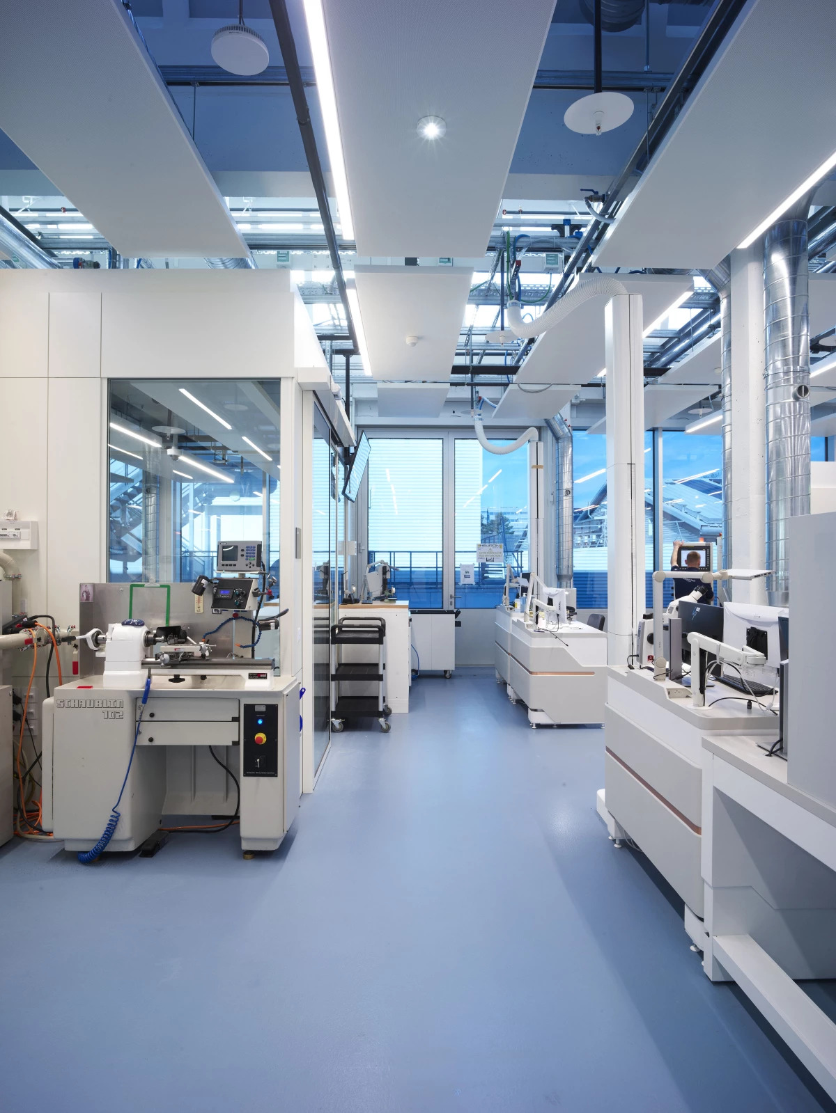 بعض الآليات التي يشتمل عليها المصنع الجديد