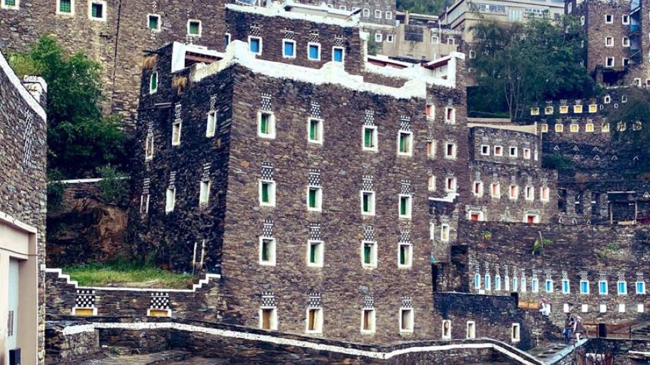 رجال ألمع أيقونة تراثية نابضة في قلب الجبال السعودية