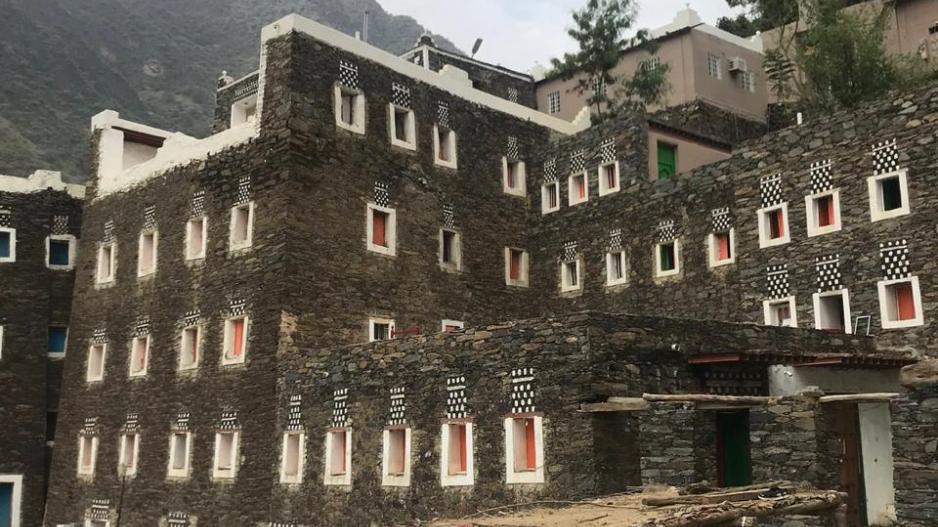 رجال ألمع أيقونة تراثية نابضة في قلب الجبال السعودية