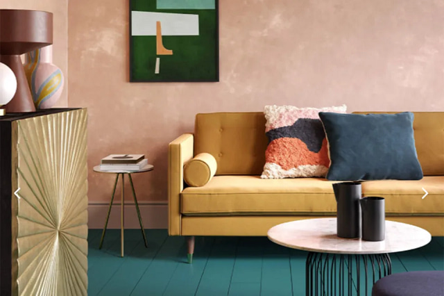 استراحة باللون البني مُنسقة مع اللون الأصفر والأزرق وغير مكلفة