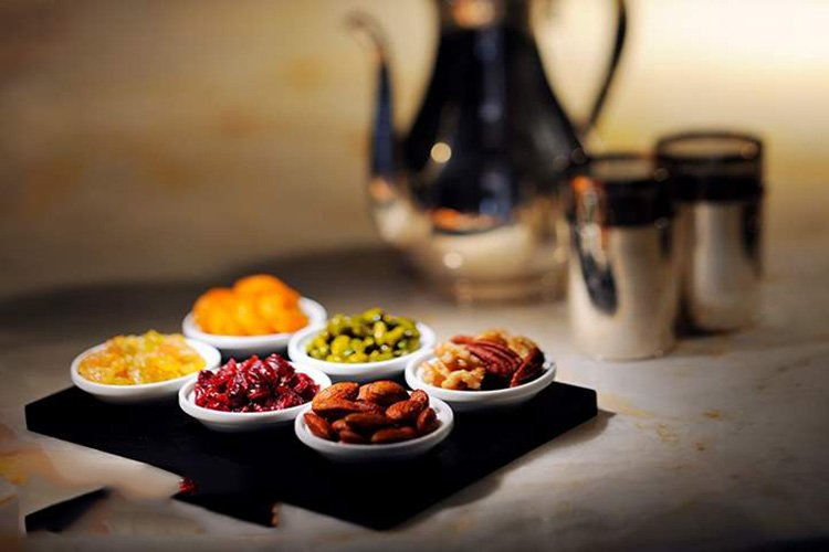 تمر ومكسرات تعبيرية عن فوائد صيام الأيام البيض