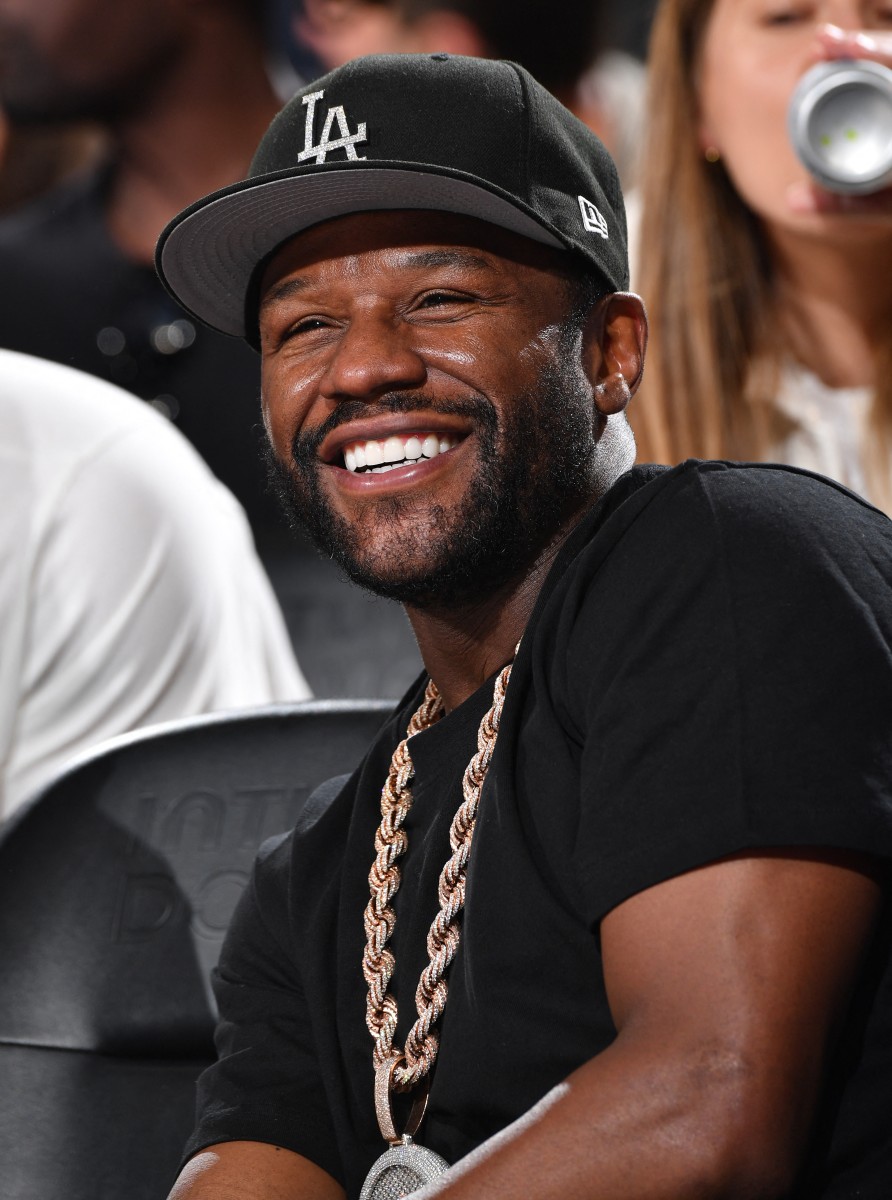 صدمة الملاكمة: مايك تايسون ومايويذر يتواجهان في عرض تاريخي