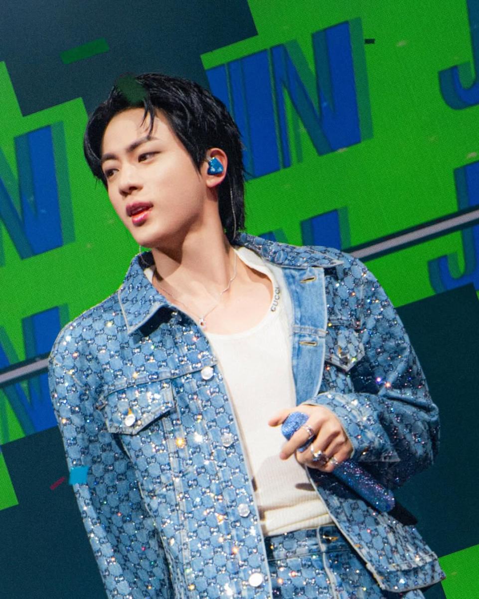 جين من BTS يتألق بأزياء غوتشي في أبرز إطلالاته الأوروبية (صور)