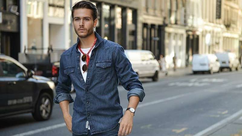 رجب يرتدي قميص الدّينيم