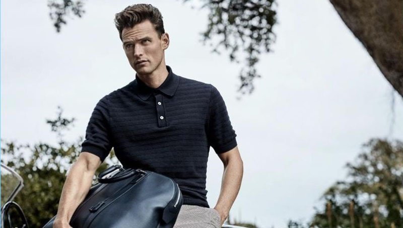 رجل يرتدي قميص بولو