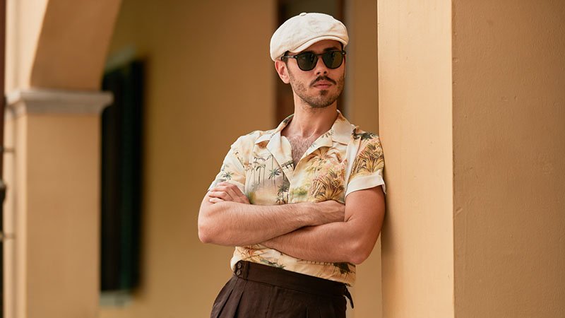 رجل يرتدي القميص ذو الياقة الكوبيّة