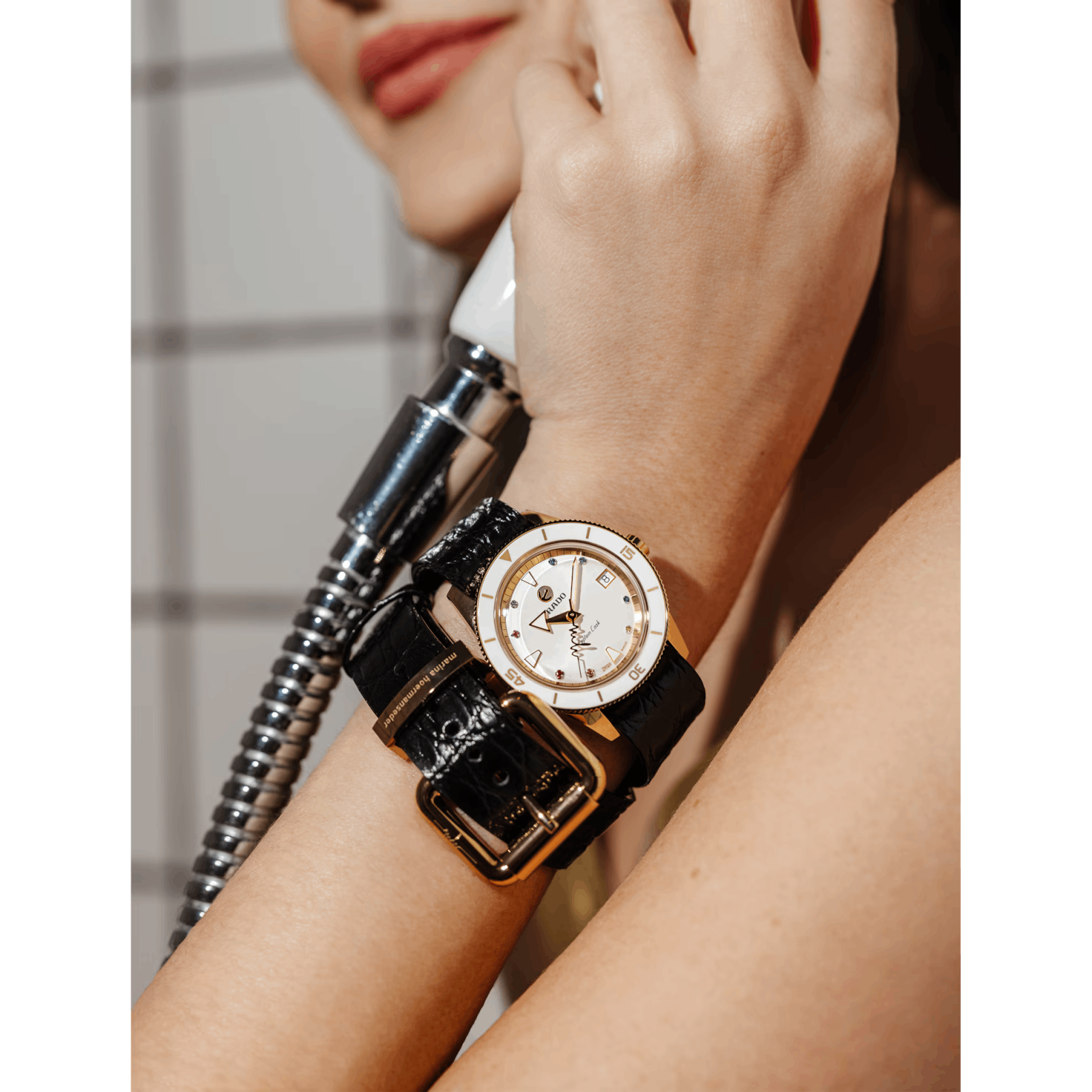 ساعة Rado مزوّدة بسوارات طويلة تلتف حول المعصم بتصميم عملي