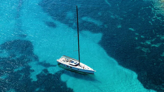 يخت أويستر 805 فاخر يرسو في مياه صافية ذات تدرجات زرقاء مذهلة