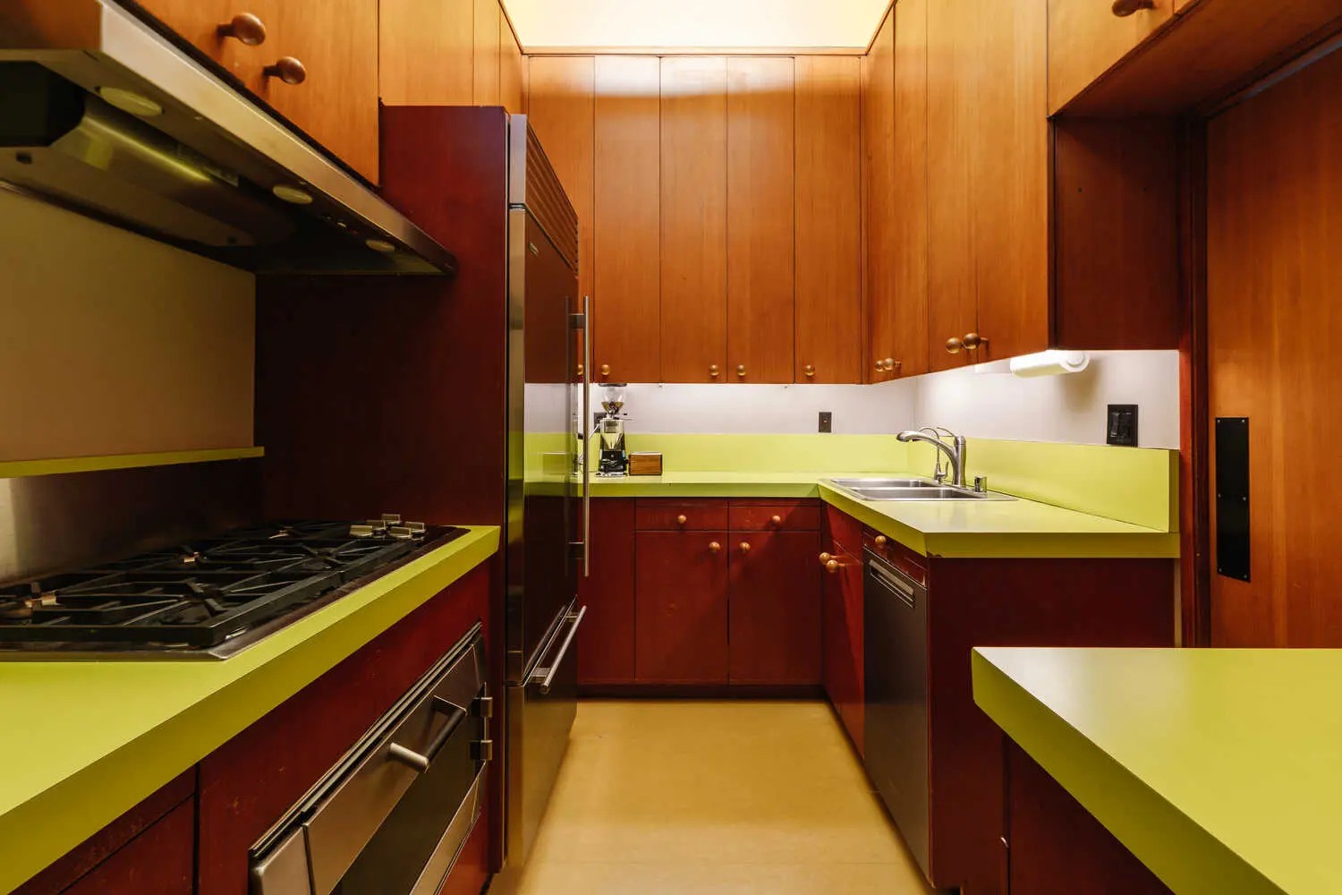 جولة في قصر ديفيد لينش وهوليوود هيلز.. منازل المشاهير الفاخرة للبيع