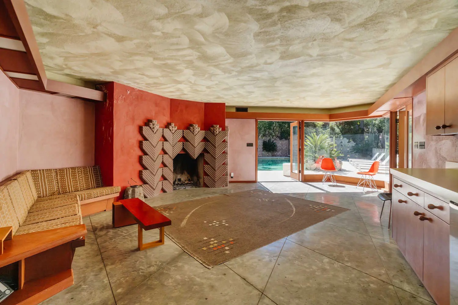 جولة في قصر ديفيد لينش وهوليوود هيلز.. منازل المشاهير الفاخرة للبيع