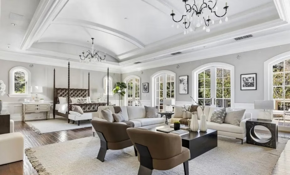 من الرماد إلى الفخامة.. باريس هيلتون تعود بقصر هوليوودي مبهر