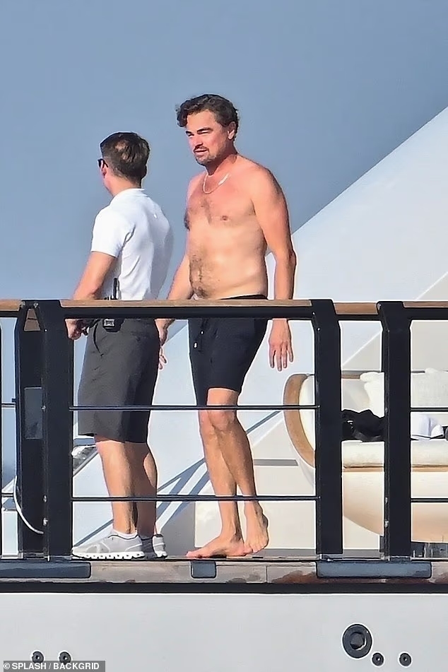 ليوناردو دي كابريو يستعرض فقدانه للوزن على يخت فاخر في سان تروبيه