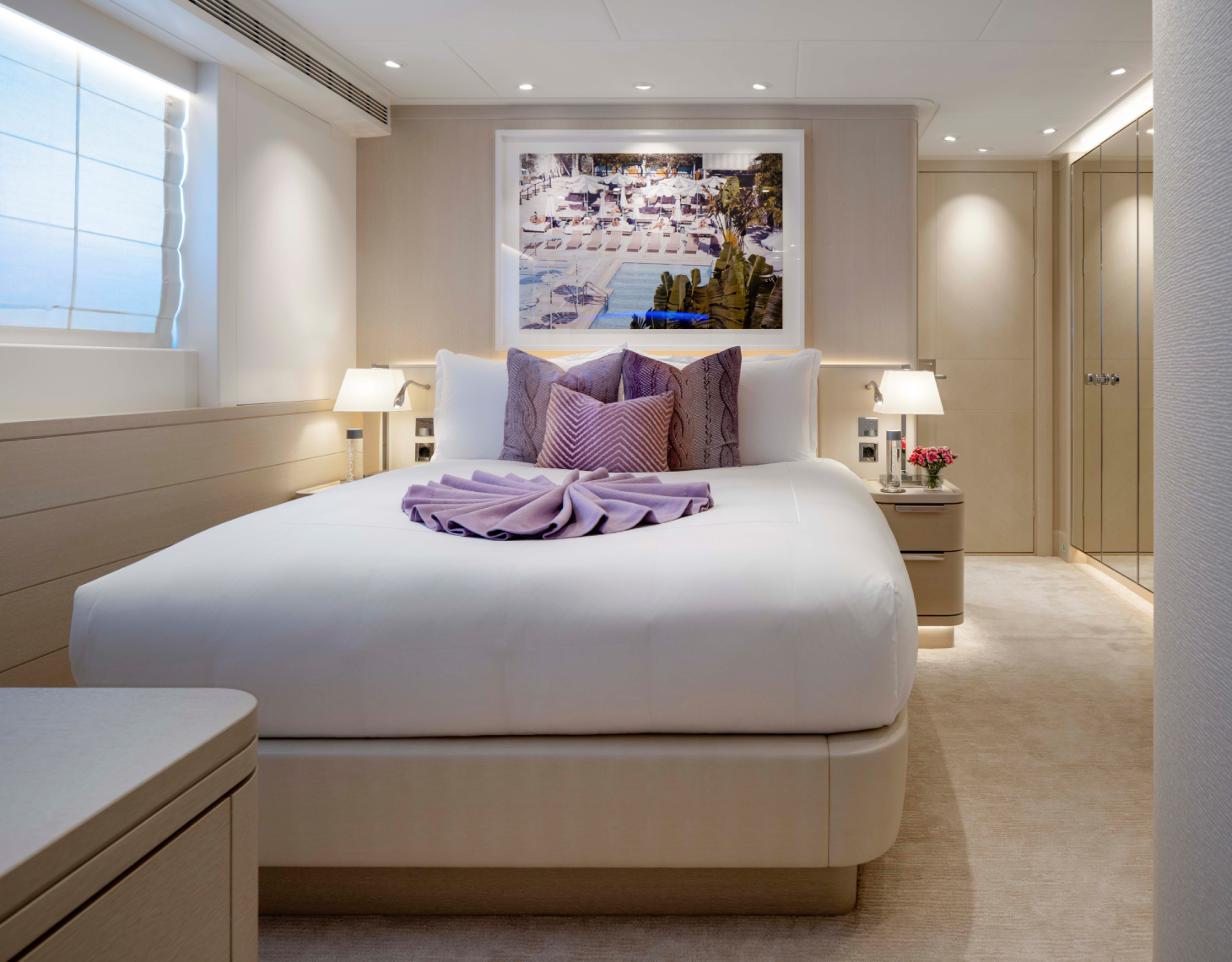 إحدى الغرف الفاخرة العديدة على متن اليخت