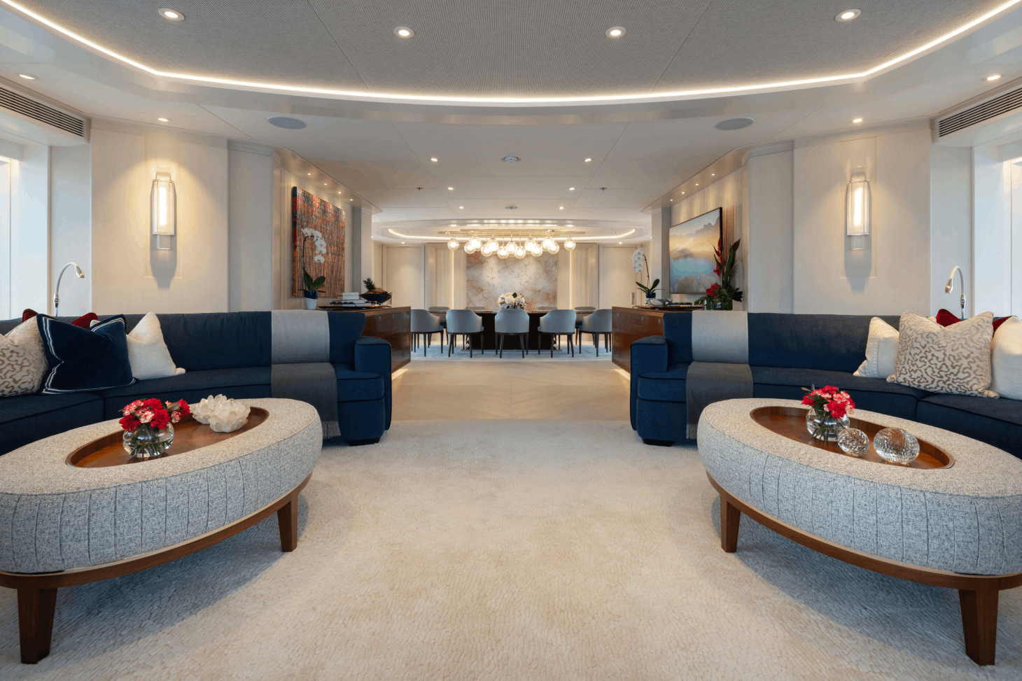 في الداخل يشعر مستخدمو اليخت أنهم في قصر فاخر لا سفينة قادرة على الإبحار بسرعة