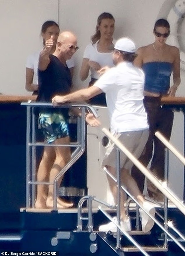 جيف بيزوس يستضيف ليوناردو دي كابريو على يخته الفاخر في إيبيزا (صور)