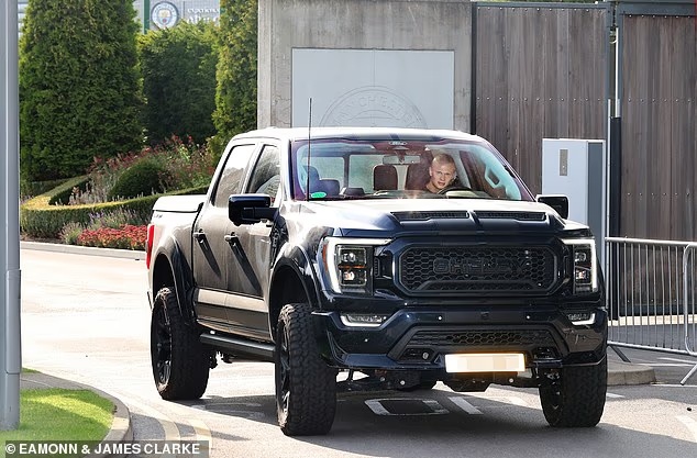 من بورشه إلى بوغاتي: هالاند يوسع أسطوله الفاخر بأرقام خيالية