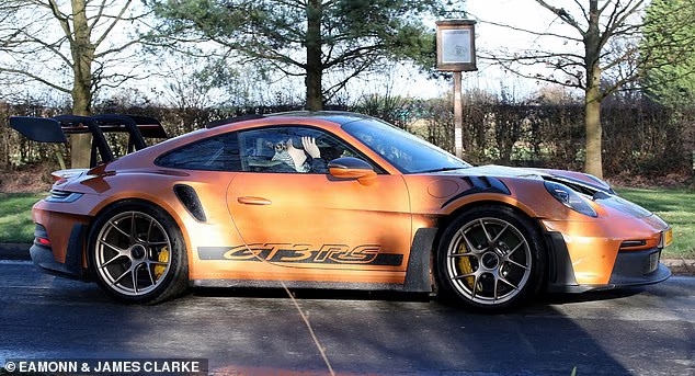 من بورشه إلى بوغاتي: هالاند يوسع أسطوله الفاخر بأرقام خيالية