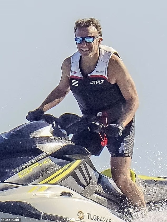 إيمانويل ماكرون على دراجة مائية.. رئيس فرنسا في مشهد غير معتاد