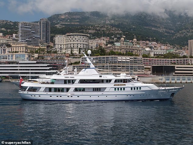 إجازة ملكية على يخت فاخر بقيمة 20 مليون جنيه إسترليني