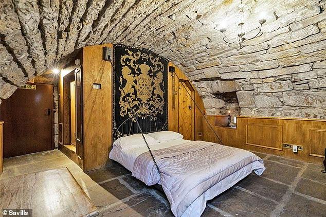 قلعة تاريخية من القرن 15 للبيع في اسكتلندا بسعر مغرٍ