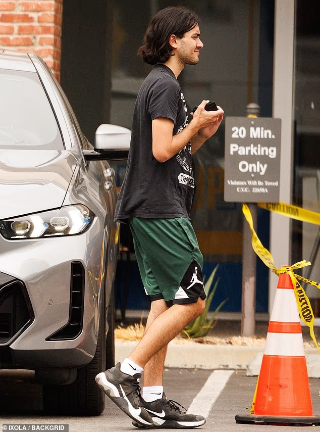 نجل مايكل جاكسون الأصغر “بيجي” يظهر نادرًا في شوارع لوس أنجلوس