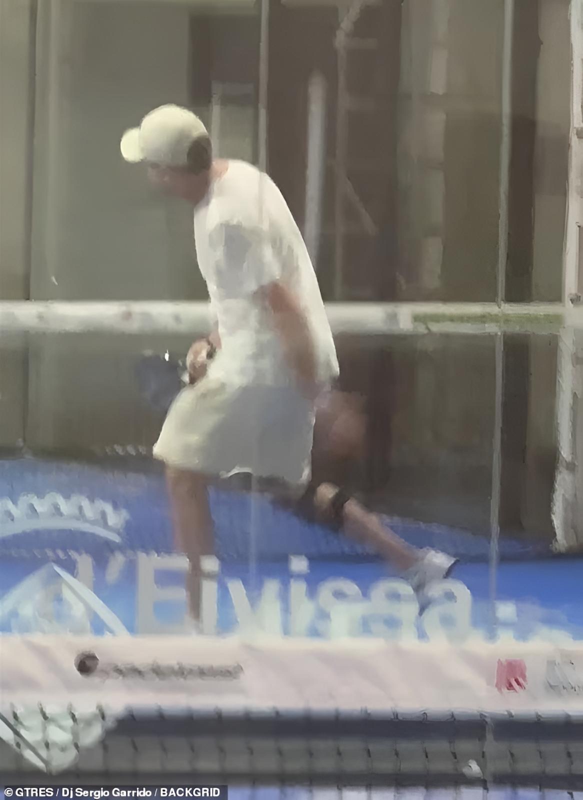 ليوناردو دي كابريو يثير القلق بعد ظهوره بدعامة ركبة في إيبيزا