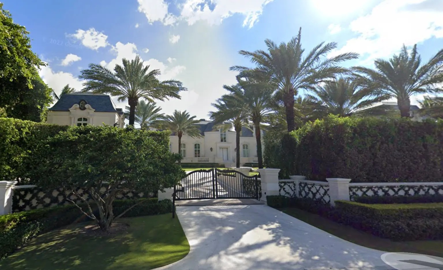 سيمونيي أم غيتس؟ هوية غامضة وراء أغلى تجمّع عقاري بأمريكا