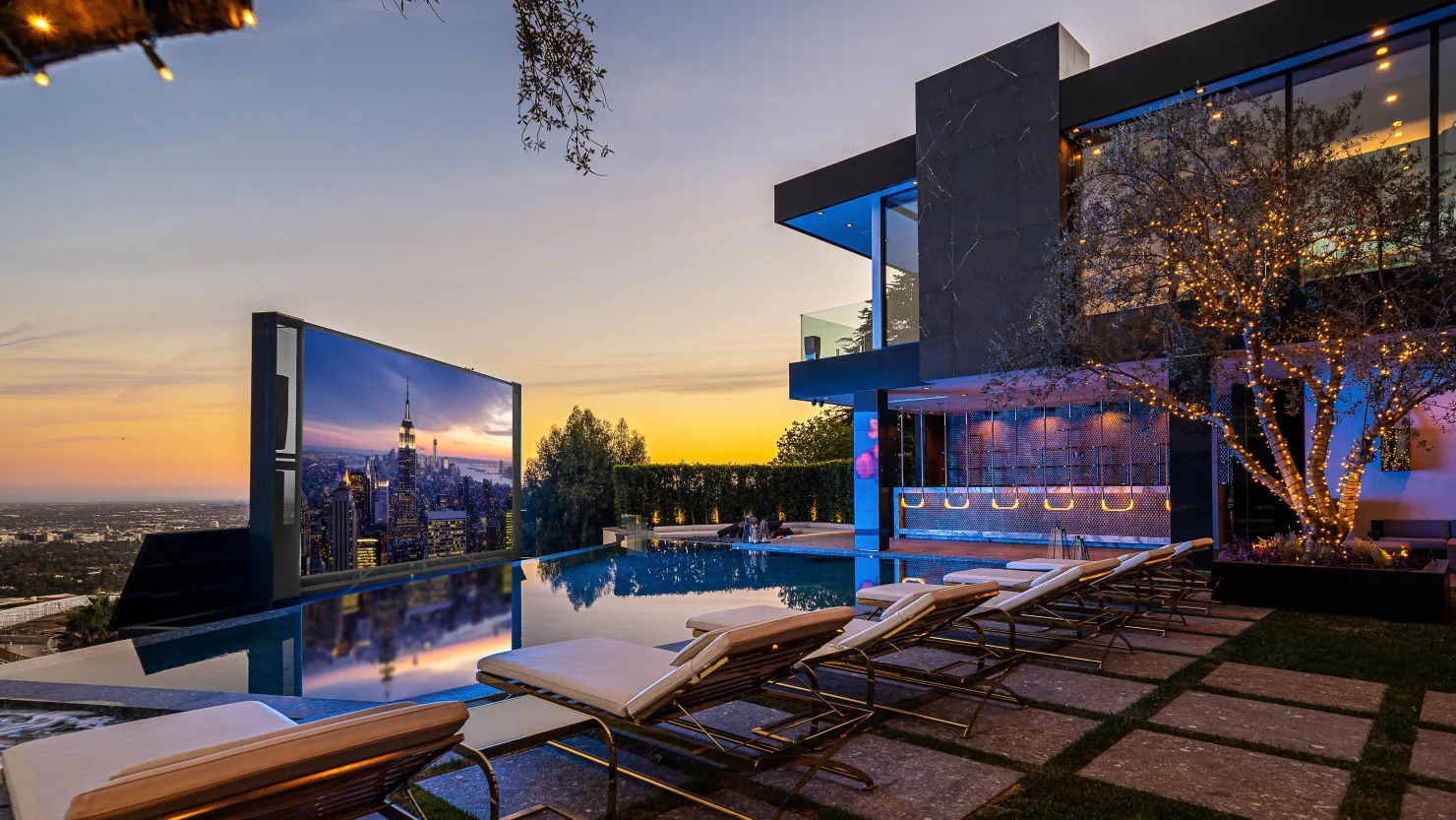 باريس هيلتون وزوجها يشترون قصرًا بـ 63 مليون دولار في بيفرلي هيلز